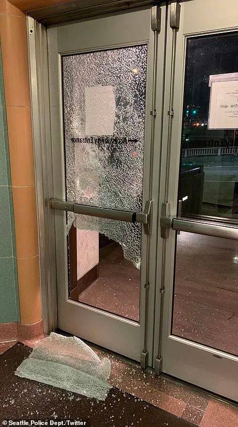 位於西雅圖聯邦法院的大門玻璃也被砸碎