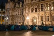 巴黎市政廳廣場被「難民營」佔領