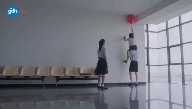 白牆、紅氣球、小男孩