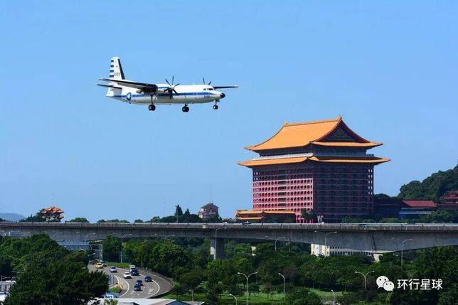 先看看準備降落在松山機場的福克50型客機