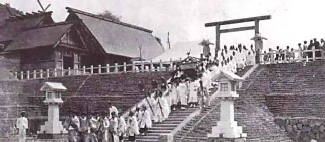 科羅爾島上的日本神社，日本人希望藉此在精神上同化原住民