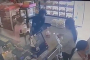 洛杉磯羅蘭崗亞裔女在商店被搶包，在商店買單時須提防