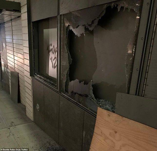 他們還破壞了西雅圖市區的多個商店櫥窗