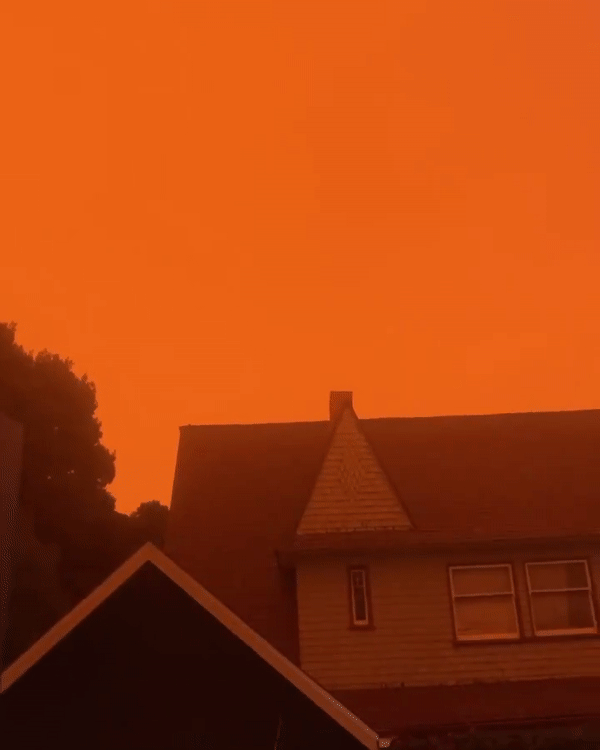 居民區也一片橙色天空