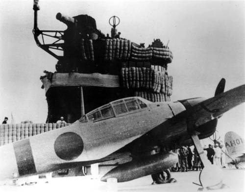 上圖：「赤城」號的艦島與零式21型戰鬥機