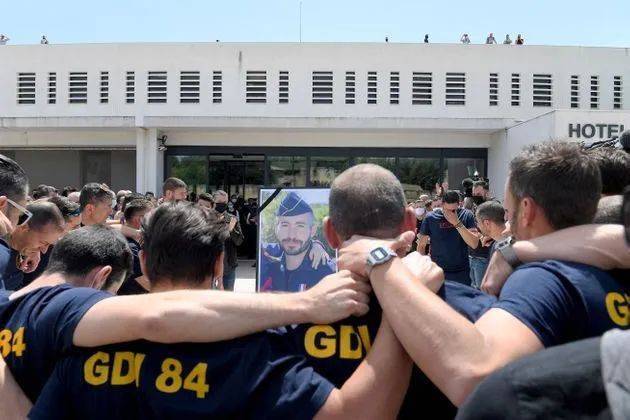 5月9日，埃里克·馬松生前的同事在阿維尼翁警察局舉行悼念活動埃里克·馬松今年36歲，是兩個孩子的父親