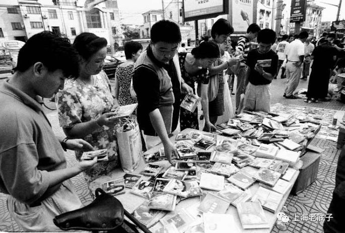 1998年夏天市民在地攤上掏碟 攝影：任國強