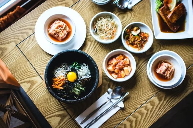 擺得滿滿一桌的韓國料理 / Unsplash