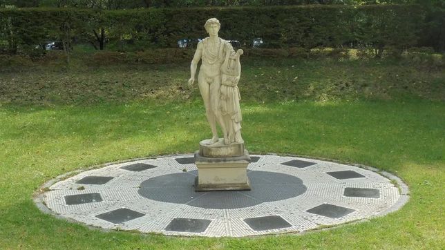 三島由紀夫文學館公園內的阿波羅像
