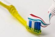 小孩刷牙時總是吃牙膏，會氟中毒嗎？