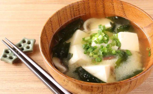 在日本料理中，味噌湯的製作可謂是最簡單的了