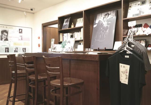 三鷹太宰治文學沙龍內部復刻了太宰治喜愛的酒吧銀座 Bar Lupi 的櫃檯