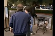 黑命貴 (BLM) 在加州爾灣大華超市「零元購物」、毆打員工