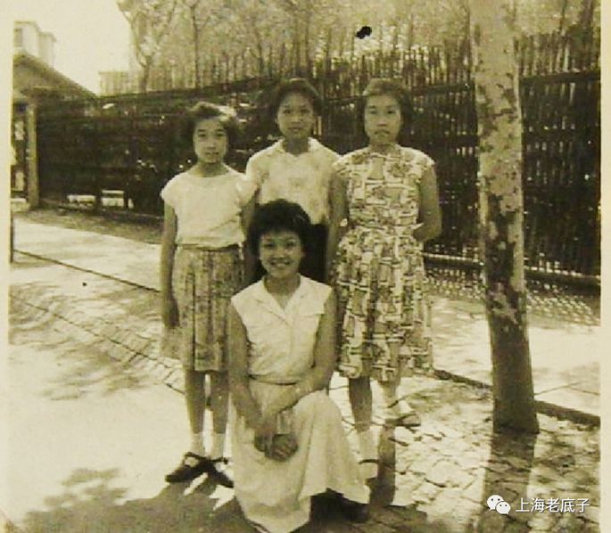 小學畢業時女生們在學校附近留影