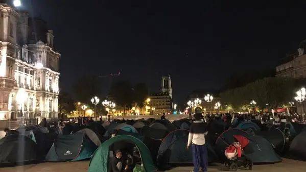 219名難民31晚在巴黎市政廳門口「安營紮寨」（Utopia56協會推特圖片）