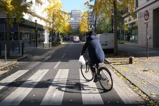 圖為巴黎一家中餐店老闆正騎著腳踏車，為顧客送餐據這位老闆透露，他曾為送一份外賣，單程騎行8公里。（歐