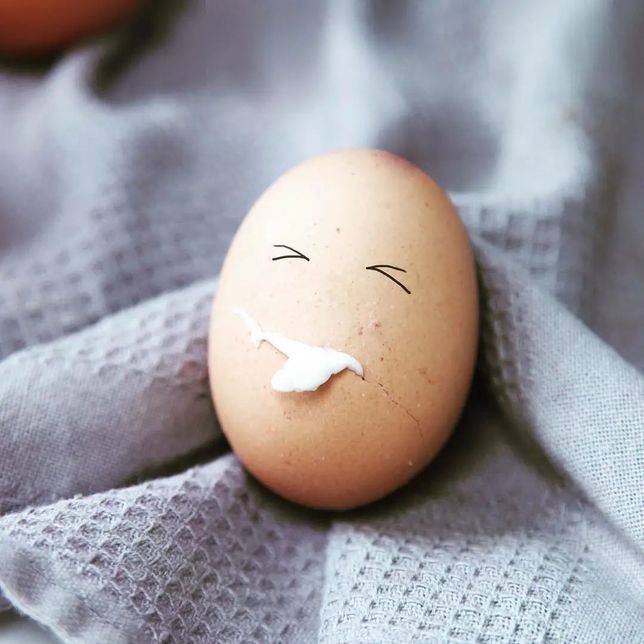 一個不知道誤食了什麼而食物中毒的雞蛋