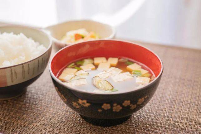 在日本，很多人都保持喝味噌湯的習慣
