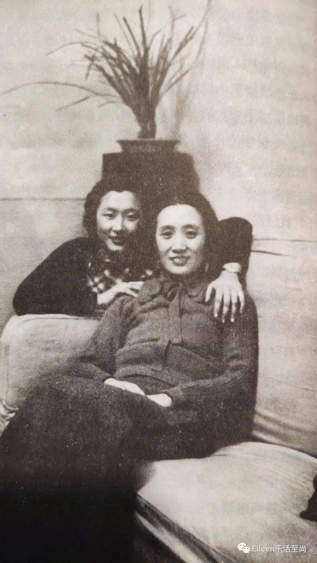 1938年 董竹君（右一）
