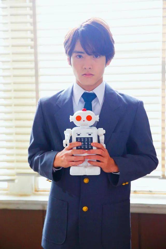 赤楚衛二飾演機器人研究社的社員小林