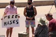 YouTube主播南加州海灘送口罩被人豎中指，還險些被人打