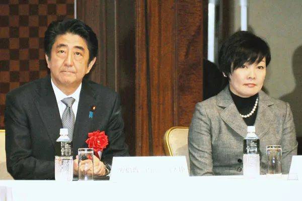 傳聞中，日本前首相安倍夫婦就是「假面夫婦」