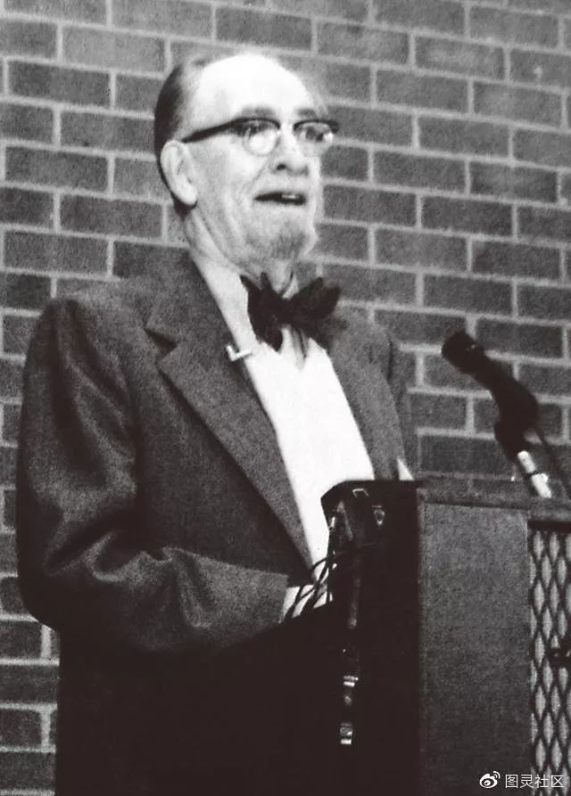 約翰·莫奇利 ENIAC 的設計者之一，圖為他在1976年的大西洋城電腦節上向早期個人計算機發燒友演