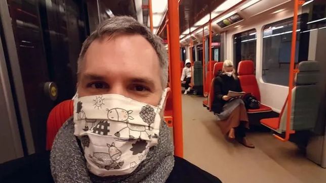 圖為在捷克公共交通工具中戴口罩或面罩的人們