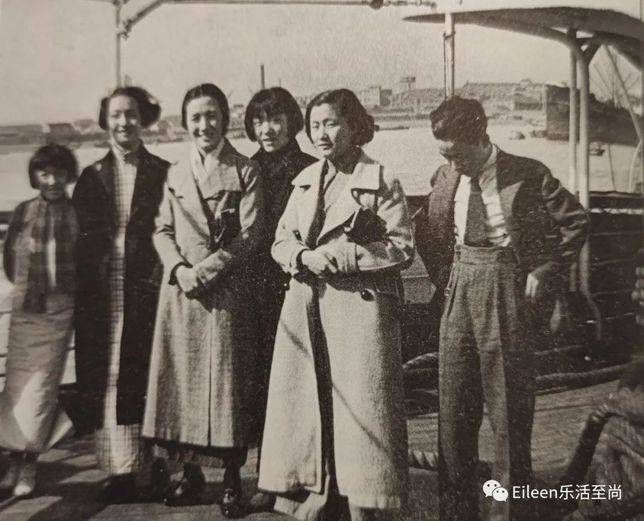 1936年 董竹君（左三）