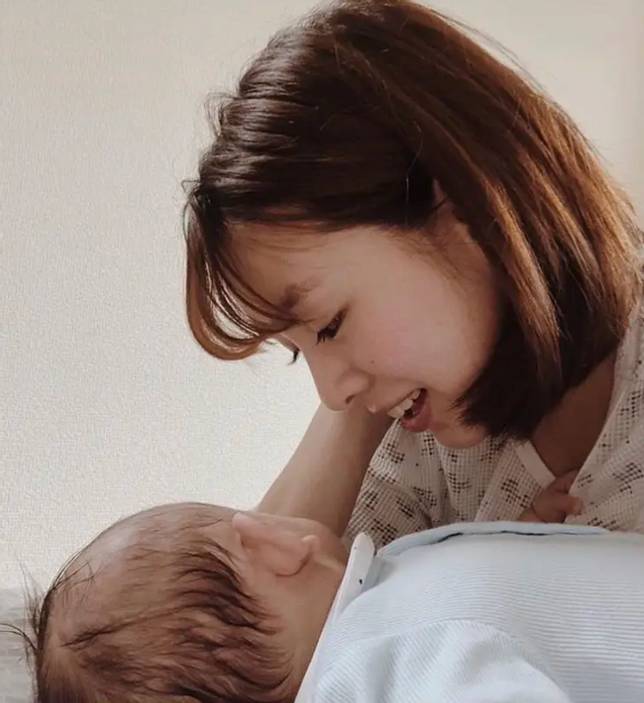 2018年春天，菅谷梨沙子正式升格為媽媽