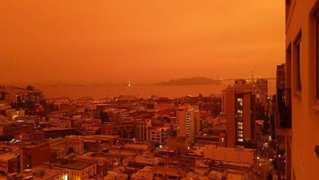 舊金山灣處於橙色的煙霧中