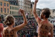 文藝工作者全裸抗議要求開放劇院！法國出動9萬警力，卻沒法阻止人群聚集