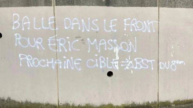 里昂8區一棟建築的牆面上10日上午發現被人噴塗標語：「埃里克·馬松前額中彈下一個目標：8區BST」。