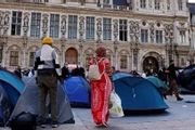 巴黎市政廳請難民入住！為防手機被偷，難民自發組織巡邏隊