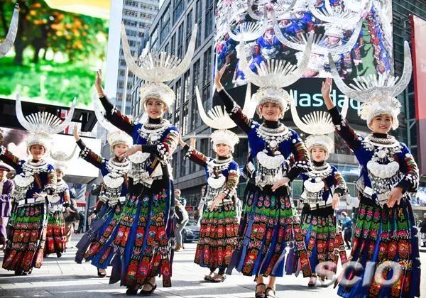 在紐約時代廣場跳舞的苗族人