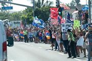 川普今天抵達南加州，成千上萬支持者夾道歡迎