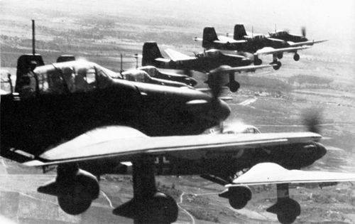 （上圖）執行任務歸來的斯圖卡俯衝轟炸機編隊