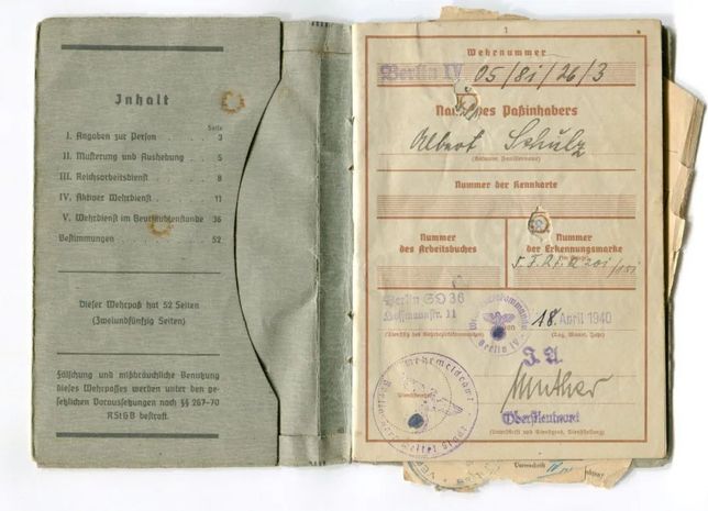 （上圖）德軍軍醫的服役證