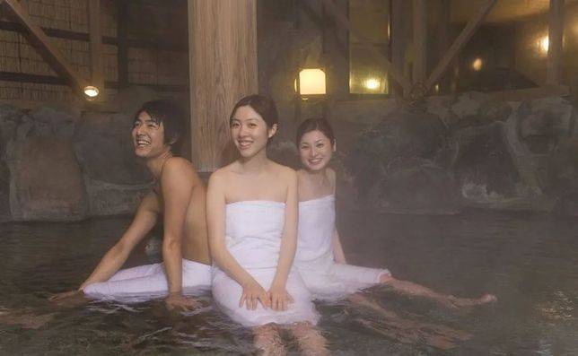 日本青年男女在泡溫泉