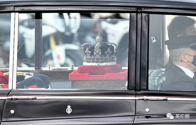 另一個「換車」的還有女王重達2.5磅的皇冠