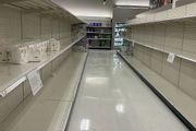 美國新一輪新冠病毒疫情爆發！又開始恐慌性搶購，超市貨架被搬空