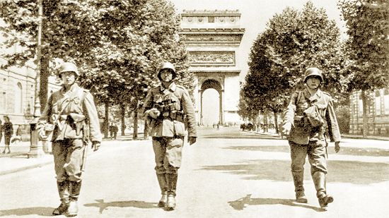1940年6月14日，一支德國巡邏隊通過凱旋門