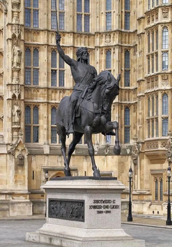 英國議會大廈前的「獅心王」理查雕像
