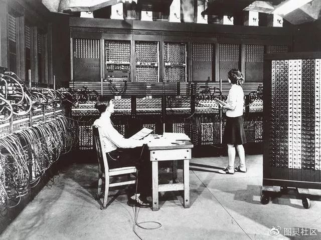 ENIAC 世界上第一臺全電子數字計算機，於1945 年12 月問世（資料來源：IBM 檔案）