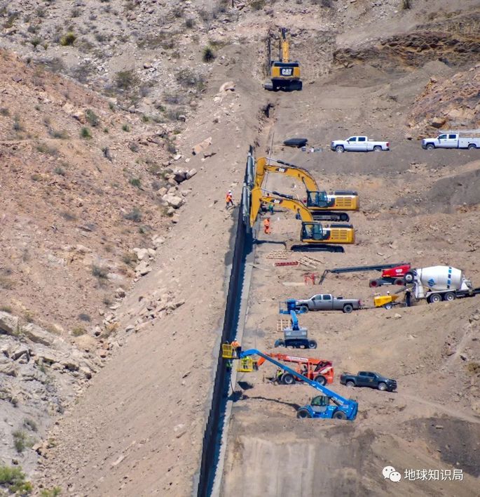 （建設中的美墨邊境隔離牆，圖片來自：Grossinger / Shutterstock）