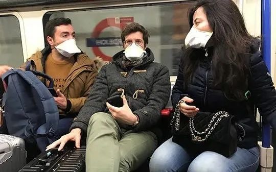 圖為義大利街頭倫敦地鐵中戴口罩的人們
