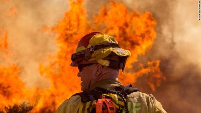 山火前的消防員 圖源：CNN
