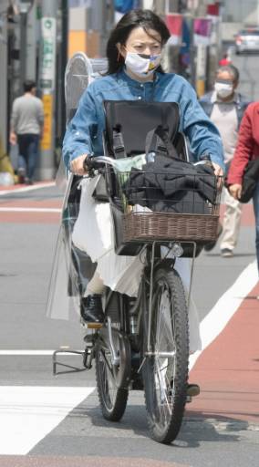 ◆戴著自制口罩騎腳踏車
