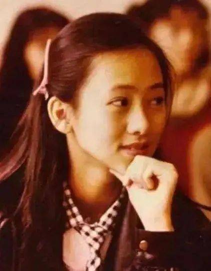 1989年，21歲的翁虹報名了亞姐選拔