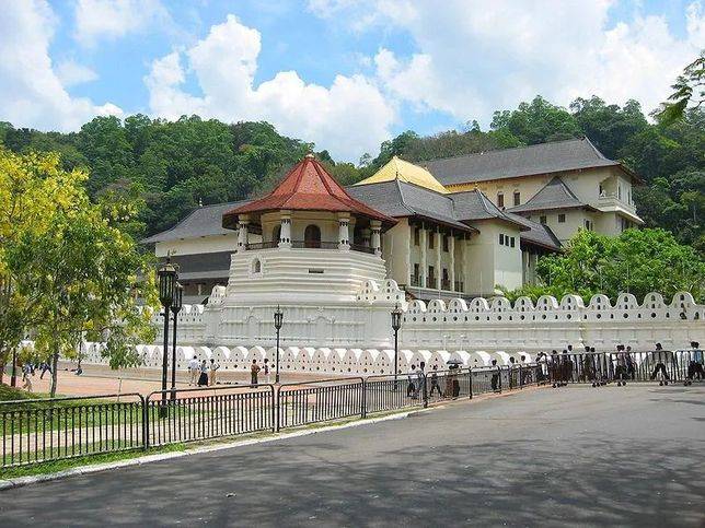 斯里蘭卡佛牙寺起初英國承諾給予佛教遺蹟保護，但不久後便在「禁區」內建了一所教堂